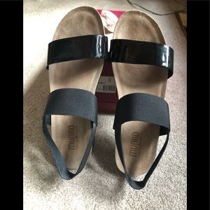 Munro black patent sandals